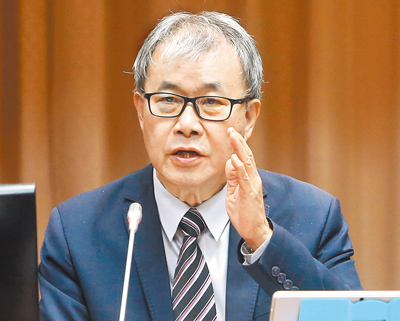 教育部長鄭英耀14日表示預計今年暑假將開發出國家認同、識讀中國大陸威脅的教材。(趙雙傑攝) image