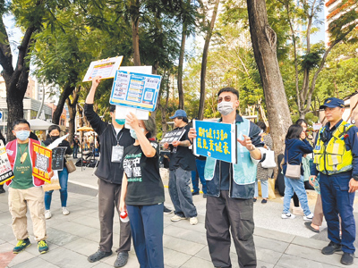 大罷免吹進校園,近日多起大專院校內設罷免攤位,引發社會關注。圖為罷免團體在台中火車站前廣場設攤。(讀者提供/張妍溱台中傳真) image