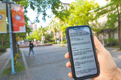 近來多所大專院校學生在校園擺攤挺大罷免,甚至校園內還可收到相關訊息,引發關注。(鄧博仁攝) image