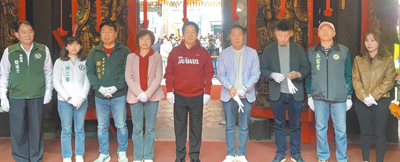 罷免團體領銜人廖芝晏(左二)等人發表聲明暗批蔡怡萱(右一)「割稻尾」,由於廖、蔡都有意爭取民進黨提名參選市議員,被視為黨內互打。圖為廖、蔡今年春節與賴清德總統(右五)走春畫面。(民眾提供/李京昇台中傳真) image