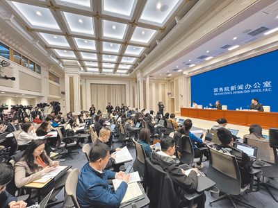 大陸國務院新聞辦公室14日舉行新聞發布會,據最新統計,今年第一季中國貨物貿易進出口10.3兆元(人民幣,下同),增長1.3%。其中,出口6.13兆元,增長6.9%;進口4.17兆元,下降6%。(藍孝威攝) image