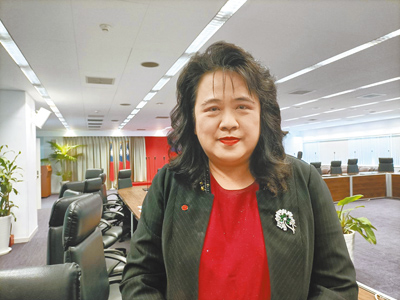 台中市太平產業園區廠商協進會創會理事長郭璦玫14日出席產業座談時表示,大家搶在90天出貨,40呎貨櫃也調漲,不出也不行。(陳淑娥攝) image