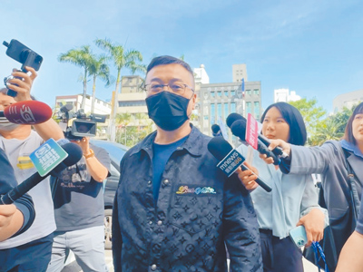 九州博弈集團涉賭、洗錢案,集團總裁陳政谷(中)14日出席羈押庭,法官裁定3.5億元交保,他強調不願交保、戴電子腳鐐,自願被關。(潘虹恩攝) image