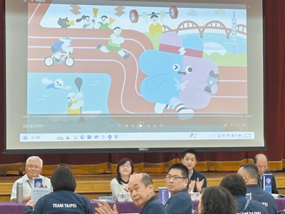 台北市長蔣萬安(後排右二)14日出席士林區里長座談會,針對民進黨共諜案連環爆,行政院長卓榮泰應該要出面說清楚。(邱芊攝) image
