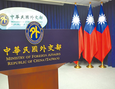 針對柬埔寨將179名涉入電信詐騙案的台籍犯嫌遣送大陸,我外交部14日表示嚴正關切與抗議。圖為外交部新聞中心的發言台。(本報資料照片) image