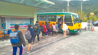 花蓮縣政府為確保偏遠地區學生就學安全,今年將斥資近3215萬元協助5所學校汰換將屆法定使用年限的交通車。(花蓮縣政府提供/羅亦晽花蓮傳真) image