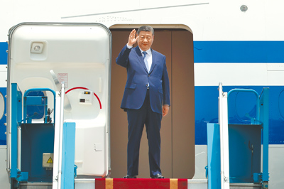 大陸國家主席習近平乘專機抵達河內,開始對越南進行國是訪問。(中新社) image