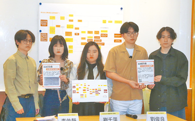 台灣移民青年倡議陣線協會14日由常務理事李依靜(左二起至右)、理事長劉千萍以及常務理事劉俊良等人舉行「給我時光機,找到媽媽的除籍證明」記者會。(趙雙傑攝) image