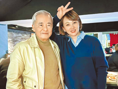 郁方(右)的公公陳君毅在前往土耳其的郵輪上突然病逝,享壽83歲。(摘自郁方臉書) image