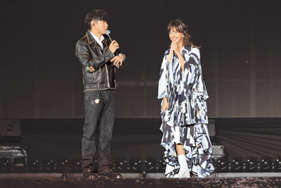 孫燕姿(右)新加坡演唱會最終場,林俊傑突現身合唱獻驚喜。(Make Music提供) image