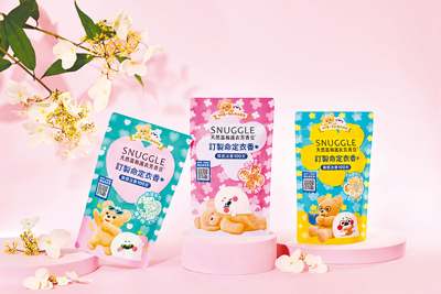衣物香氛經典品牌熊寶貝SNUGGLE的天然溫和芳香豆,攜插畫家「無所事事小海豹」玩聯名(見圖),15日起於各大通路包含全聯、蝦皮等開賣。(聯合利華提供) image