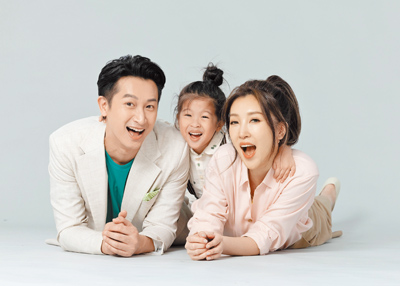 Darren邱凱偉(左起)帶著4歲兒子Travis和老婆Vivi全家一起入鏡拍攝廣告。(品牌提供) image
