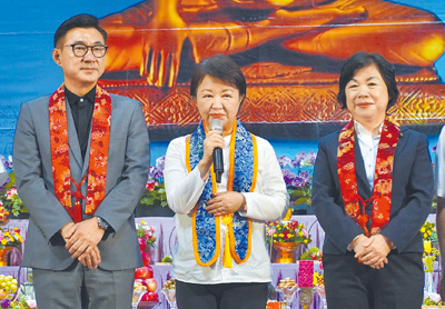 台中市長盧秀燕(中)20日參加浴佛節活動時,求佛祖讓執政者有智慧。(寶智華攝) image