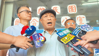 高雄「雙罷劫」連署總站負責人徐尚賢遭收押,徐父徐國祥20日質疑檢方逼迫認罪。(柯宗緯攝) image