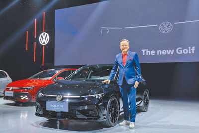 台灣福斯發表小改款VW Golf,外觀最大亮點是配備高識別度的水箱護罩,以及連貫式LED定位燈,台灣福斯汽車總裁Steffen Knapp與Golf R Black Edition合影。(台灣福斯提供) image