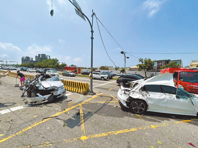 謝姓司機駕駛的聯結車疑似煞車失靈,連撞22輛汽、機車和腳踏車,造成11人受傷,被撞車輛幾乎成廢鐵。(民眾提供/李京昇台中傳真) image