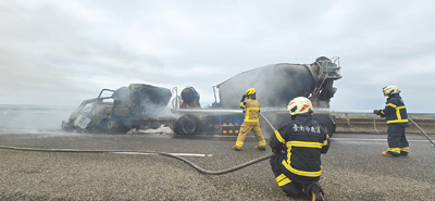 台61線七股段28日上午發生混凝土攪拌車追撞工程車、路面清潔車及小貨車後,攪拌車與小貨車起火,造成2死1傷。(民眾提供/郭良傑台南傳真) image