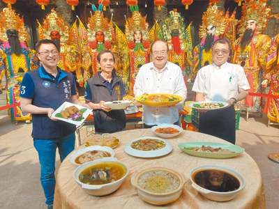 神農大帝文化祭將從5月17日展開,新北市三重先嗇宮董事長李乾龍(右二)、新北市議員王威元(左一)等介紹「神農藥膳宴」。(張鎧乙攝) image