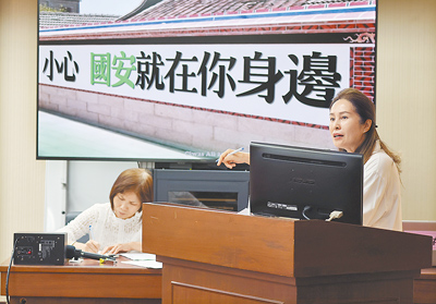 立委高金素梅(右)質疑綠委提案設立國安法庭,「這不是戒嚴,什麼才是戒嚴?」(姚志平攝) image