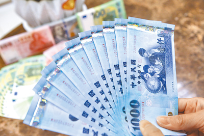 新台幣兌美元匯率2日收在31.064元,強升9.53角,升幅3.07%,創2002年有統計以來單日最大升幅。(本報資料照片) image