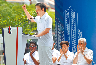 新加坡2025年的選舉,是後李顯龍時代的第一次「壓力測試」。圖為新加坡總理黃循財(前)在大選前,與國務資政李顯龍(右)一同出席造勢活動。(路透) image