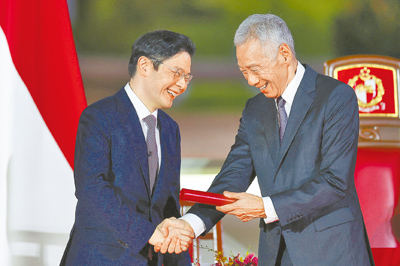曾領導新加坡長達20年的前總理李顯龍(右),這次仍投入參選,領軍行動黨宏茂橋集選區團隊。(路透) image