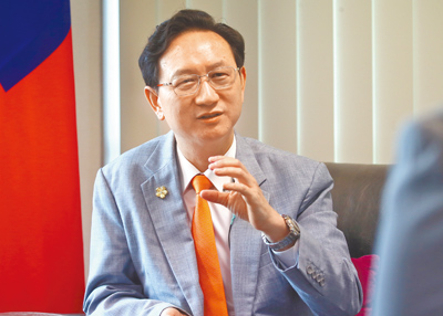 我駐新加坡代表童振源2日接受本報專訪。(鄭任南攝) image