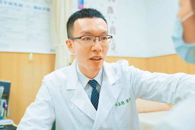 台北慈濟醫院胸腔外科醫師洪嘉聰提醒,民眾平時可以自行觸摸頸部,若發現腫塊,應盡早就醫評估。(台北慈濟醫院提供/李念庭台北傳真) image