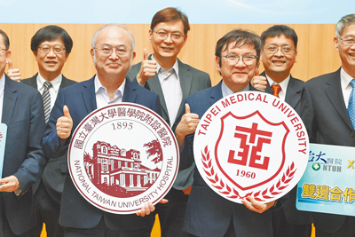 台大醫院與台北醫學大學3日一同舉辦動肝癌與腎臟病精準醫療新紀元記者會,台大醫院院長吳明賢(左二)、台北醫學大學校長吳麥斯(右二)等一同合留念。(杜宜諳攝) image