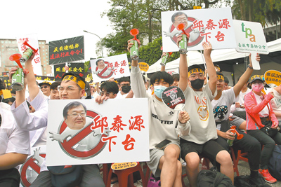 藥師團體4日號召上千名藥師齊聚凱道,抗議衛福部放寬中藥商修完35學分就可販售中藥,高喊衛福部長邱泰源下台。
(黃世麒攝) image