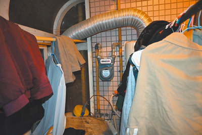 桃園市楊梅區3名越南籍移工及1名學生疑似因一氧化碳中毒導致死亡,目前已報請檢察官相驗,釐清真正死因。(楊梅警分局提供/姜霏桃園傳真) image