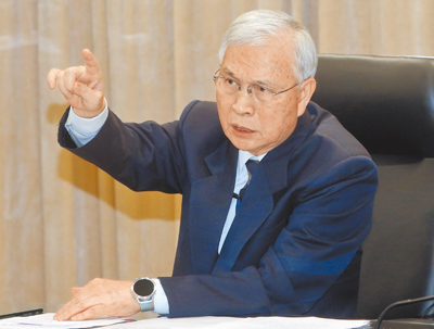 新台幣匯率連兩個交易日急升,廠商哀鴻遍野,央行總裁楊金龍5日親上火線,開記者會說明相關事宜。(趙雙傑攝) image