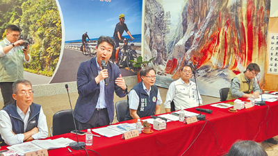 屏南快速公路計畫中B段枋寮至楓港假日塞車嚴重,交通部長陳世凱(左二)要求公路局優先評估施工。(羅琦文攝) image