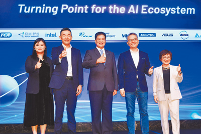 台北國際電腦展Computex首場論壇「AI NEXT Forum」6日舉行,台北市電腦公會理事長彭双浪(中)認為3C及消費性電子的潛在關稅,廠商都需審慎應對。(鄧博仁攝) image