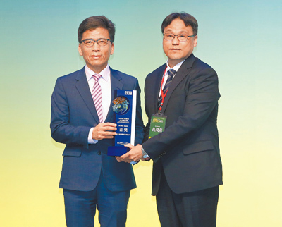 2025第21屆《遠見》ESG企業永續獎贈獎典禮6日舉行,東元電機榮獲綜合績效傳統產業首獎,金管會主委彭金隆(左起)把獎座頒贈給東元電機總經理高飛鳶。(范揚光攝) image