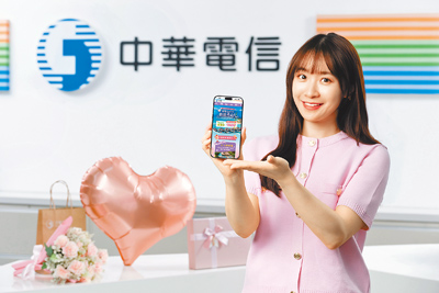 中華電信網路門市母親節壓軸獻禮,即日起申請指定方案即有機會抽萬元新光禮券。(中華電信提供) image