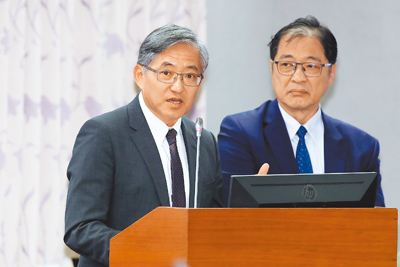 調查局長陳白立(左)、法務部長鄭銘謙(右)7日赴立法院專題報告並備質詢。(黃世麒攝) 調查局長陳白立(左)、法務部長鄭銘謙(右)7日赴立法院專題報告並備質詢。(黃世麒攝)