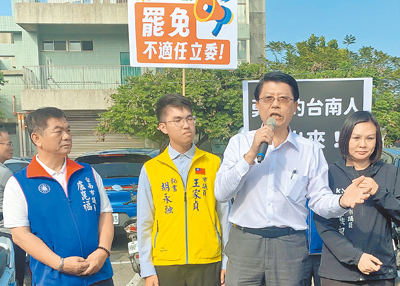 台南地檢署偵辦罷免綠委偽造文書案,8日偵結起訴11人,遭起訴的領銜人胡永融(左二)強調不會退縮,與立委謝龍介(右二)一同到市場擺設連署站,一周收到逾4千份二階罷免連署書。(本報資料照片) image