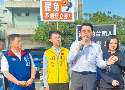 立委謝龍介(右二)8日表示,本周收到逾4000份二階罷免連署書。(本報資料照片) image