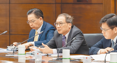 共諜案頻傳,行政院長卓榮泰責成政務委員馬永成(中)檢討公務員忠誠查核措施。(總統府提供) image