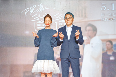 莫允雯(左)、戴立忍8日出席《院長爸爸》首映記者會。(大愛提供) image