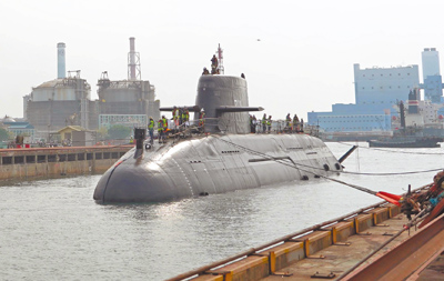 外傳國造潛艦海鯤號12日將進行海上測試(SAT),但知情人士9日透露,目前仍在泊港測試最後階段,海測時間點尚無法確定。圖為海鯤艦進台船小塢。(台船公司提供) image