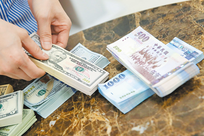 央行9日指稱,發現部分外資匯入資金,卻未即時用於投資國內證券;亦發現有企業與個人,以國外借款名義匯入資金結售為新台幣,卻查出沒有實際新台幣資金用途。(黃世麒攝) image