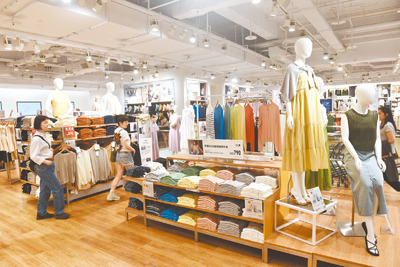 UNIQLO發表聲明,已全面檢查蘆洲店內展示區,未發現任何明顯汙損,但為確保消費者的購物環境,仍會徹底清潔與消毒。示意圖。(本報資料照片) image