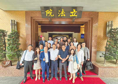 台南市長期照護發展協會、台灣長照社團法人協會理事長潘新傳(前排左四)率領協會理監事們,聯同台灣長期照顧發展協會全國聯合會理事長潘政聰前往立法院內政委員會陳情。(台南市長期照護發展協會提供/洪榮志台南傳真) image
