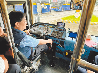 全台面臨駕駛荒,勞動部原擬推動僑外生駕駛市區客運,但日前宣布暫緩。桃園市交通局長張新福表示,能理解中央須因應各界意見審慎行事,但人才招募與就業媒合需要時間與準備,盼中央盡早釐清方向。(桃園市交通局提供/賴佑維桃園傳真) image
