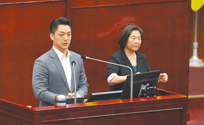 台北市長蔣萬安(左)9日表示,移民署在審核世壯運對岸來台選手確實比較嚴格,已經向移民署表達希望能加速審核流程。(丁上程攝) image