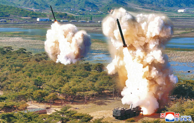 北韓領導人金正恩8日指導軍隊聯合打擊演練,成功發射「火星-11號」彈道飛彈。(美聯社) image
