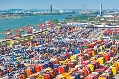 大陸海關總署9日公布最新數據顯示,4月大陸貨物貿易進出口總值3.84兆元人民幣,同比增長5.6%。圖為江蘇南京龍潭港貨櫃碼頭。(中新社) image