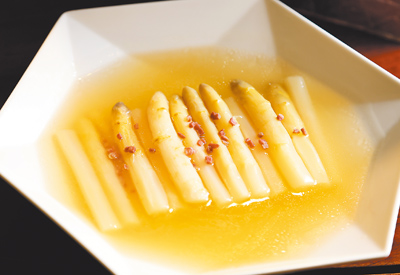 春季菜色主打時令美食「白蘆筍」,點水樓精選雲林土庫產地契作直送的鮮嫩白蘆筍。(陳俊吉攝) image
